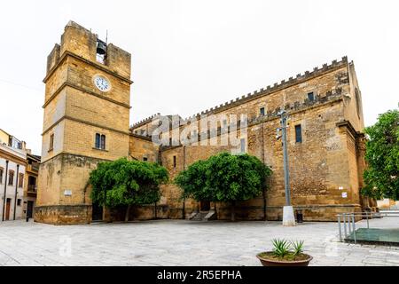 La cathédrale de Maria Santissima Assunta, la vieille ville de Castelvetrano, Sicile, Italie. La cathédrale est située sur la place Carlo d'Aragona à Castelv Banque D'Images