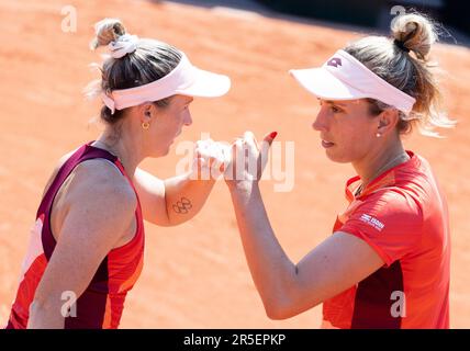 Paris, France. 03rd juin 2023. Australian Storm Hunter et Belge Elise Mertens photographiés après un double match de tennis entre le couple australien-belge Hunter - Mertens et le couple brésilien-russe Martins - Shymanovich, dans le deuxième tour des doubles pour femmes au tournoi de tennis Roland Garros French Open à Paris, France, le samedi 03 juin 2023. BELGA PHOTO BENOIT DOPPAGNE crédit: Belga News Agency/Alay Live News Banque D'Images