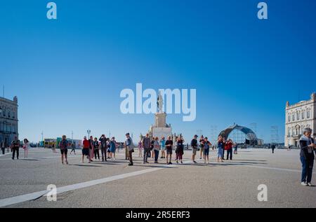 Les touristes s'arrêtent pour prendre des photos dans la grande Praça do Comércio à Lisbonne Banque D'Images