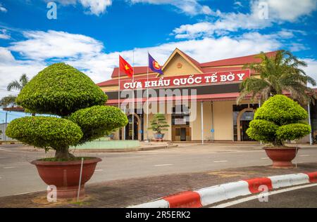 Buissons topiaires à côté du bâtiment abritant la porte de la frontière internationale Vietnam-Laos à Bo y, district de Ngoc Hoi, province de Kontum, dans le Central Hig Banque D'Images