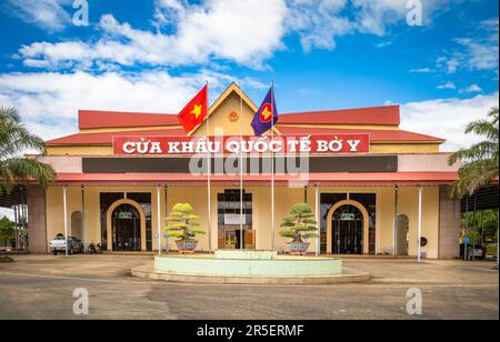 Le bâtiment abritant la porte frontière internationale Vietnam-Laos à Bo y, district de Ngoc Hoi, province de Kontum, dans les Hautes-terres centrales du Vietnam. Le Banque D'Images