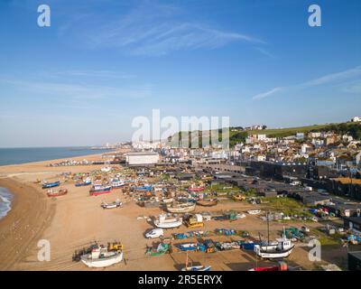 Vue aérienne des bateaux de pêche amarrés sur la plage du Stade dans la vieille ville de Hastings, sur la côte est du sussex Banque D'Images