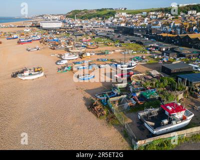 Vue aérienne des bateaux de pêche amarrés sur la plage du Stade dans la vieille ville de Hastings, sur la côte est du sussex Banque D'Images