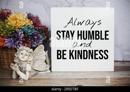 « Toujours rester humble et être gentiment » citation inspirante et motivante avec décoration de fleur sur fond de marbre Banque D'Images