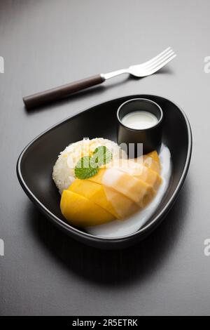 Khao Niao Mamuang (riz collant Mango), un dessert thaïlandais traditionnel. Banque D'Images