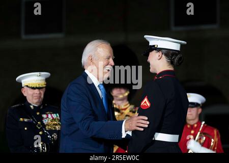 Washington DC, États-Unis. 02nd juin 2023. Le président des États-Unis Joe Biden rencontre les Marines des États-Unis après la parade du vendredi soir de la caserne de la Marine à Washington, DC, vendredi, 2 juin 2023. Crédit: Bonnie Cash/Pool via CNP /MediaPunch crédit: MediaPunch Inc/Alay Live News Banque D'Images