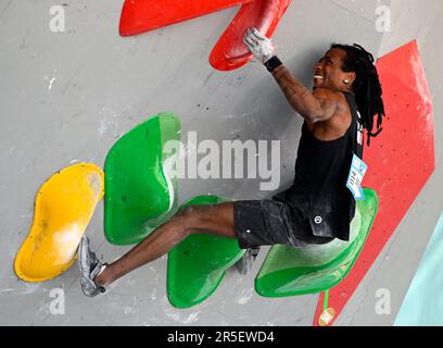 Prague, République tchèque. 03rd juin 2023. Le grimpeur Mickael Mahem de France est en compétition pendant les demi-finales hommes de la coupe du monde de Boulder sur 3 juin 2023, à Prague, en République tchèque. Crédit : Katerina Sulova/CTK photo/Alamy Live News Banque D'Images