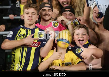 Sydney, Australie. 03rd juin 2023. Les fans des Mariners de la Côte centrale célèbrent le 3 juin 2023, lors de la Grande finale de la Ligue Isuzu Ute 2023 entre Melbourne City et les Mariners de la Côte centrale au CommBank Stadium, Sydney, Australie. Photo de Peter Dovgan. Utilisation éditoriale uniquement, licence requise pour une utilisation commerciale. Aucune utilisation dans les Paris, les jeux ou les publications d'un seul club/ligue/joueur. Crédit : UK Sports pics Ltd/Alay Live News Banque D'Images