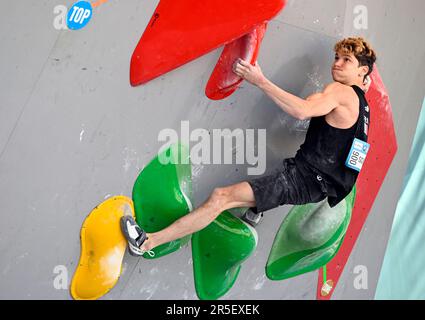 Prague, République tchèque. 03rd juin 2023. Le grimpeur Mejdi Schlack de France est en compétition pendant les demi-finales hommes de la coupe du monde de Boulder sur 3 juin 2023, à Prague, en République tchèque. Crédit : Katerina Sulova/CTK photo/Alamy Live News Banque D'Images