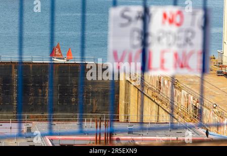 La protestation de Falmouth en 2nd contre la modification par AP du navire Bibby Stockholm pour accueillir 500 réfugiés Banque D'Images