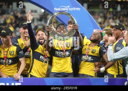 Sydney, Australie. 03rd juin 2023. Les Marineurs de la Côte centrale célèbrent avec le trophée après avoir remporté la Grande finale lors du match de la Grande finale Isuzu Ute A-League 2023 entre Melbourne City et les Marineurs de la Côte centrale au CommBank Stadium, Sydney, Australie, le 3 juin 2023. Photo de Peter Dovgan. Utilisation éditoriale uniquement, licence requise pour une utilisation commerciale. Aucune utilisation dans les Paris, les jeux ou les publications d'un seul club/ligue/joueur. Crédit : UK Sports pics Ltd/Alay Live News Banque D'Images