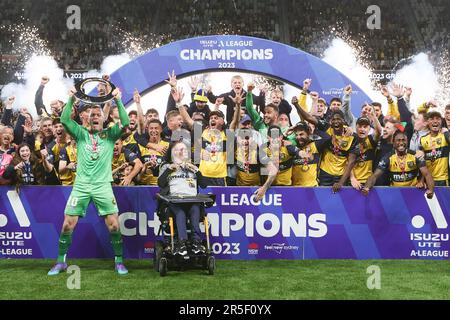 Sydney, Australie. 03rd juin 2023. Les Marineurs de la Côte centrale célèbrent avec le trophée après avoir remporté la Grande finale lors du match de la Grande finale Isuzu Ute A-League 2023 entre Melbourne City et les Marineurs de la Côte centrale au CommBank Stadium, Sydney, Australie, le 3 juin 2023. Photo de Peter Dovgan. Utilisation éditoriale uniquement, licence requise pour une utilisation commerciale. Aucune utilisation dans les Paris, les jeux ou les publications d'un seul club/ligue/joueur. Crédit : UK Sports pics Ltd/Alay Live News Banque D'Images