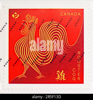 MOSCOU, RUSSIE - le 17 MAI 2023 : timbre-poste imprimé au Canada indique l'année du coq, nouvel an chinois 2017 - année de la série du coq, vers 201 Banque D'Images