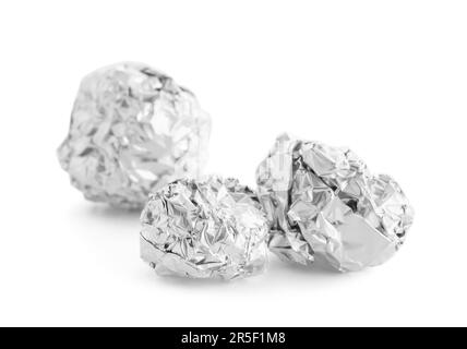 Boules de feuilles d'aluminium froissés isolées sur fond blanc Banque D'Images