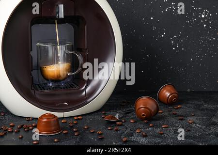 Cafetière capsule moderne avec expresso, tasse, dosettes et haricots sur  table blanche Photo Stock - Alamy