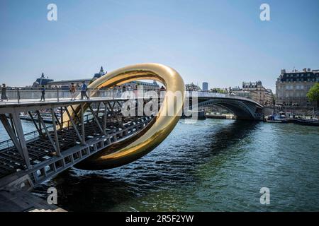 Paris, France. 03rd juin 2023. Une photo prise sur 3 juin 2023 montre une installation intitulée 'RINGdeLUXE ' par l'artiste plastique fantaisie à la passerelle Leopold SEDAR Senghor sur la Seine à Paris, lors d'un aperçu du prochain festival d'art nocturne de nuit nuit nuit nuit nuit nuit nuit nuit nuit nuit nuit nuit nuit nuit. Photo par Eliot Blondt/ABACAPRESS.COM crédit: Abaca Press/Alay Live News Banque D'Images