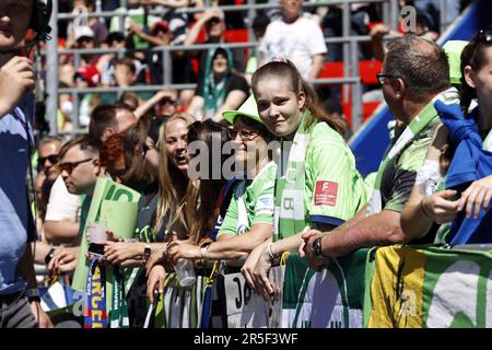 EINDHOVEN - les supporters du VfL Wolfsburg avant la finale de la Ligue des champions de l'UEFA pour les femmes entre le FC Barcelone et le VFL Wolfsburg au stade Phillips sur 3 juin 2023 à Eindhoven, pays-Bas. ANP MAURICE VAN STONE Banque D'Images