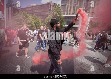 Londres, Royaume-Uni. 3rd juin 2023. Les fans arrivent avec des torches de fumée pour la finale 2023 de la coupe FA. Les fans de Manchester City et de Manchester United arrivent à Wembley avant la première finale de la coupe FA entre les clubs de Manchester. Credit: Guy Corbishley/Alamy Live News Banque D'Images