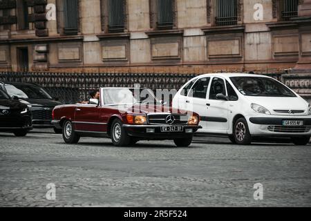 France, Paris - 20 mai 2023: Vieille voiture classique Mercedes-Benz SL-classe R107 dans le centre de Paris Banque D'Images