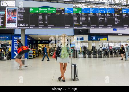 Londres, Royaume-Uni. 3rd juin 2023. Il n'y a pas de train pour Epsom pour le Derby et cette tache est fermée en tout cas. Les principaux panneaux de départ montrent encore de nombreux trains et les gens continuent d'arriver dans l'espoir d'en obtenir un. La dernière grève des conducteurs de l'ASLEF a des répercussions sur la gare de Waterloo. Crédit : Guy Bell/Alay Live News Banque D'Images