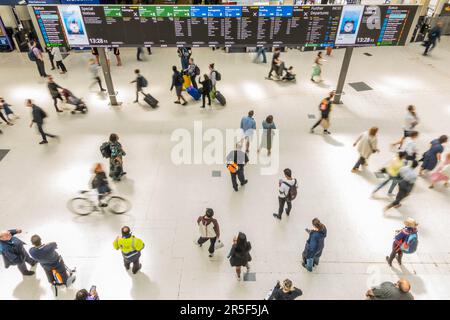 Londres, Royaume-Uni. 3rd juin 2023. Il n'y a pas de train pour Epsom pour le Derby et cette tache est fermée en tout cas. Les principaux panneaux de départ montrent encore de nombreux trains et les gens continuent d'arriver dans l'espoir d'en obtenir un. La dernière grève des conducteurs de l'ASLEF a des répercussions sur la gare de Waterloo. Crédit : Guy Bell/Alay Live News Banque D'Images