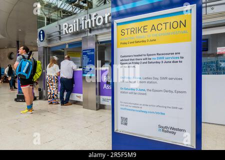 Londres, Royaume-Uni. 3rd juin 2023. Les passagers pour le Derby arrivent intelligemment habillés et en refuge en vain pour des informations positives - il n'y a pas de train pour Epsom pour le Derby et cette tache est fermée dans tous les cas. Les principaux panneaux de départ montrent encore de nombreux trains et les gens continuent d'arriver dans l'espoir d'en obtenir un. La dernière grève des conducteurs de l'ASLEF a des répercussions sur la gare de Waterloo. Crédit : Guy Bell/Alay Live News Banque D'Images