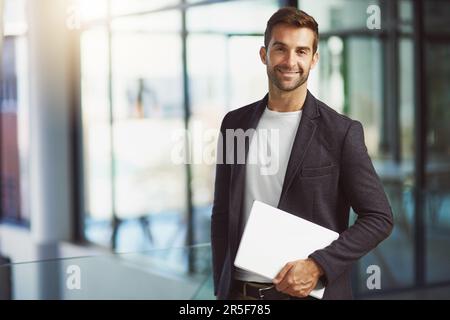 Je suis prêt à faire de cette journée un succès. un homme d'affaires charmant tenant une tablette numérique. Banque D'Images
