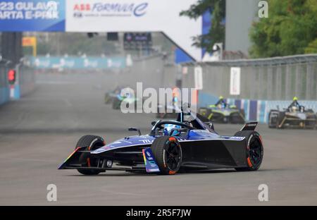 Jakarta, Indonésie. 3rd juin 2023. Maserati MSG Racing Maximilian Gunther (avant) de l'Allemagne course pendant le championnat ABB de Formule-E JAKARTA E-Prix course à Jakarta, Indonésie, 3 juin 2023. Credit: Zulkarnain/Xinhua/Alamy Live News Banque D'Images