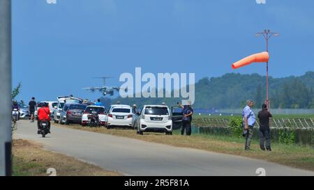 Langkawi, Malaisie - 28 mai 2023. Photographes en attente de prendre des photos d'avions à l'aéroport de Langkawi (LGK), en Malaisie. Banque D'Images