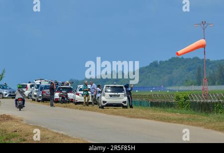 Langkawi, Malaisie - 28 mai 2023. Photographes en attente de prendre des photos d'avions à l'aéroport de Langkawi (LGK), en Malaisie. Banque D'Images