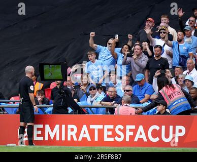 L'arbitre Paul Tierney voit le moniteur VAR côté terrain tout en examinant un incident à l'approche de l'attribution d'un coup de pied à Manchester United lors de la finale de la coupe Emirates FA au stade Wembley, Londres. Date de la photo: Samedi 3 juin 2023. Banque D'Images