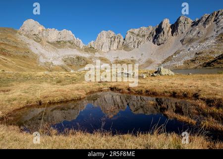 Ibón de Acherito, avec la Peña de l'Ibon, 2130 mts et le pic de la Ralla, 2146 m dans le deuxième terme, la vallée de hecho, vallées de l'ouest, Pyrenea Banque D'Images