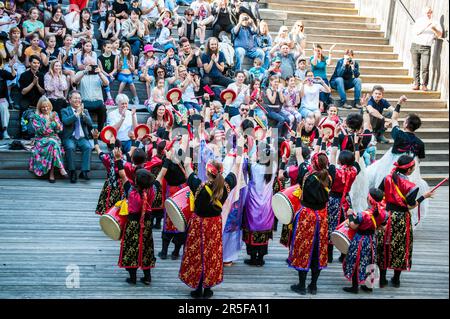 Enfants du Japon - ensemble Kiho - spectacle traditionnel de danse et de batterie à Varsovie, Pologne. Banque D'Images
