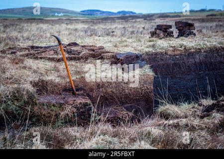 Tourbe coupée sur les rives du Loch Gorm à Islay, en Écosse Banque D'Images