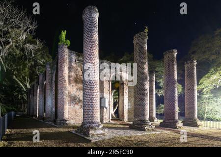 Ruines de l'ancienne église de Sheldon sur un site historique dans le nord du comté de Beaufort près de Yemassee, Caroline du Sud la nuit. Banque D'Images