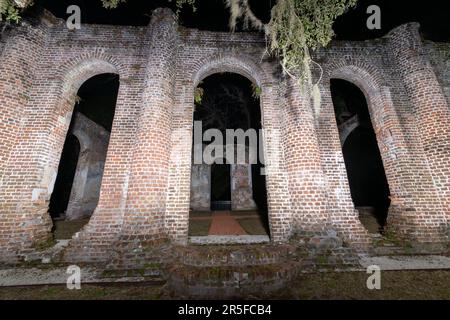 Ruines de l'ancienne église de Sheldon sur un site historique dans le nord du comté de Beaufort près de Yemassee, Caroline du Sud la nuit. Banque D'Images