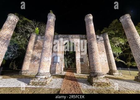 Ruines de l'ancienne église de Sheldon sur un site historique dans le nord du comté de Beaufort près de Yemassee, Caroline du Sud la nuit. Banque D'Images