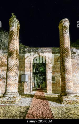 Ruines de l'ancienne église de Sheldon sur un site historique dans le nord du comté de Beaufort près de Yemassee, Caroline du Sud la nuit. Banque D'Images