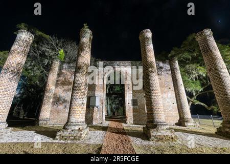 Ruines de l'ancienne église de Sheldon sur un site historique dans le nord du comté de Beaufort près de Yemassee, Caroline du Sud la nuit. Banque D'Images