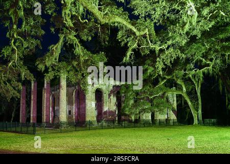 Ruines de l'ancienne église de Sheldon sur un site historique dans le nord du comté de Beaufort près de Yemassee, Caroline du Sud la nuit. Banque D'Images