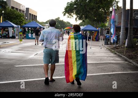 St. Petersburg, Floride, États-Unis. 2nd juin 2023. Un père accompagne son adolescent transgenre nouvellement sorti à une fête de bloc célébrant St. Le mois de la fierté de Pétersbourg. (Credit image: © Robin Rayne/ZUMA Press Wire) USAGE ÉDITORIAL SEULEMENT! Non destiné À un usage commercial ! Banque D'Images