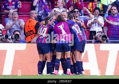 Eindhoven, pays-Bas. 3rd juin 2023. Fridolina Rolfoe (16 Barcelone) fête avec ses coéquipiers après avoir marqué le troisième but de son équipe lors du match de football final de la Ligue des champions des femmes de l'UEFA entre le FC Barcelone et le VFL Wolfsburg au PSV Stadion d'Eindhoven, pays-Bas. (Daniela Porcelli/SPP) crédit: SPP Sport presse photo. /Alamy Live News Banque D'Images