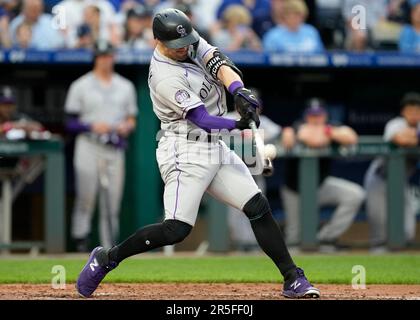 02 JUIN 2023 : Randal Grichuk (15), le joueur de terrain de droite des Rocheuses du Colorado, conduit un terrain au stade Kauffman, Kansas City, Missouri. Jon Robichaud/CSM. Banque D'Images