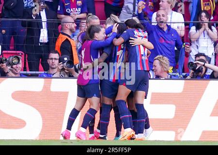 Eindhoven, pays-Bas. 3rd juin 2023. Fridolina Rolfoe (16 Barcelone) fête avec ses coéquipiers après avoir marqué le troisième but de son équipe lors du match de football final de la Ligue des champions des femmes de l'UEFA entre le FC Barcelone et le VFL Wolfsburg au PSV Stadion d'Eindhoven, pays-Bas. (Daniela Porcelli/SPP) crédit: SPP Sport presse photo. /Alamy Live News Banque D'Images