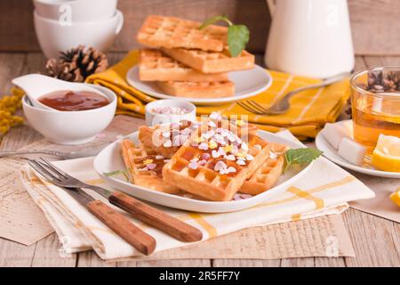 Gaufres avec confiture et confettis. Banque D'Images