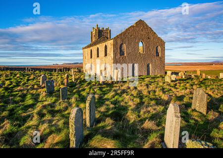 Vue sur le paysage de l'église paroissiale Old Kilchoman sur l'île d'Islay, Écosse, Royaume-Uni Banque D'Images