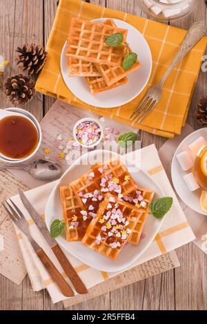 Gaufres avec confiture et confettis. Banque D'Images