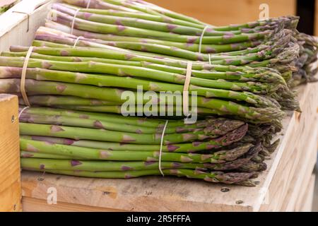 Légumes d'asperges verts frais et biologiques à vendre sur le marché provençal français d'Arles, en France Banque D'Images