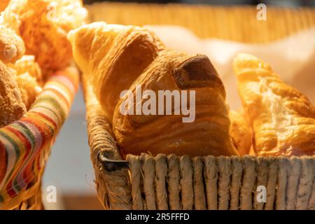 Croissants soufflés au beurre exposés dans la boulangerie artisanale de Paris, France Banque D'Images