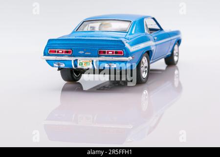 Voiture Yenko Camaro SYC 1969 1:43 rapide et furieuse, vue arrière, fond blanc avec reflets Banque D'Images